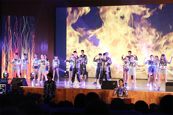 公司举办“青春无悔，梦想启航”2016届毕业生晚会