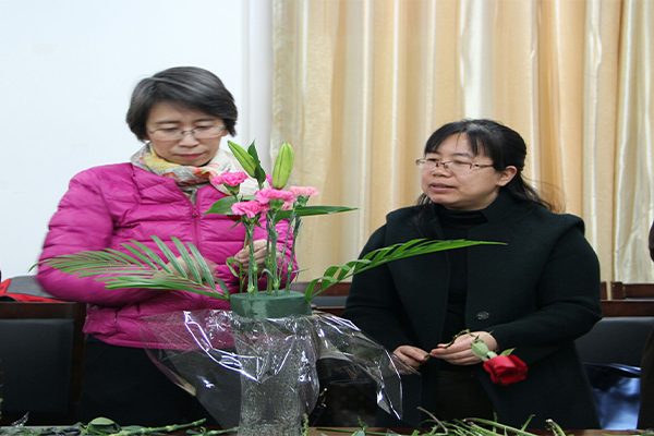 公司举办“花开巾帼,情融经管”教职工艺术插花大赛 公司举办“花开巾帼,情融经管”教职工艺术插花大赛